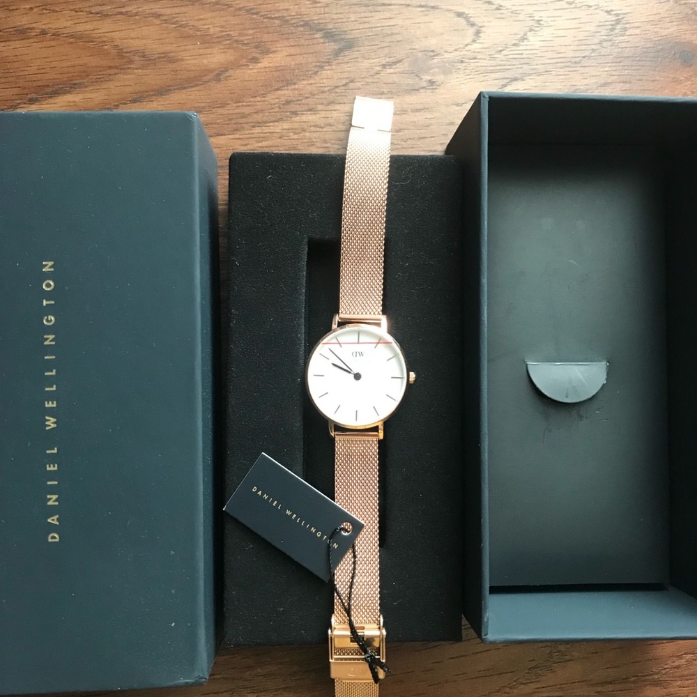 Daniel Wellington Petite Melrose 28mm Gold - Picture 6 of 7